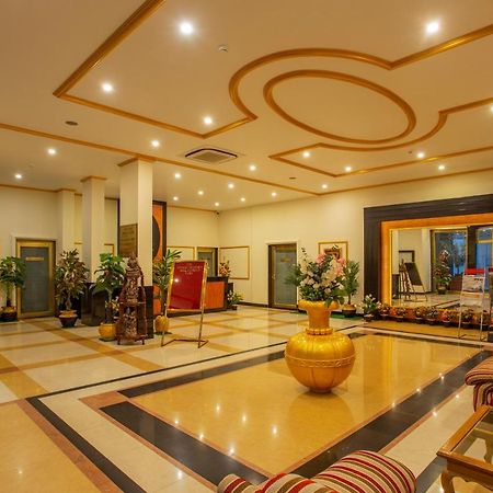 Hotel The Grand Regency à Rajkot Extérieur photo