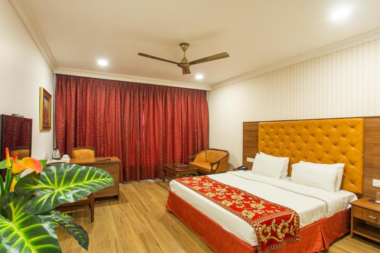 Hotel The Grand Regency à Rajkot Extérieur photo