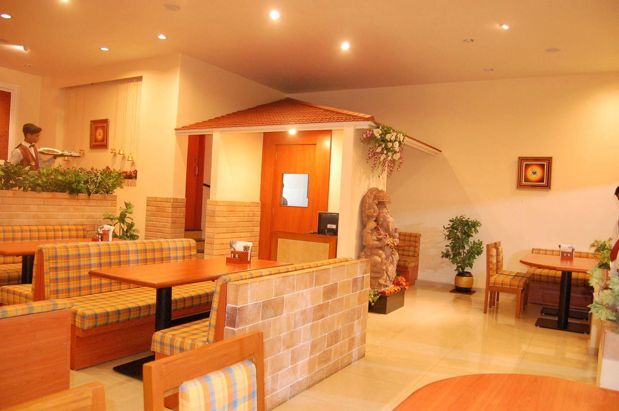 Hotel The Grand Regency à Rajkot Extérieur photo