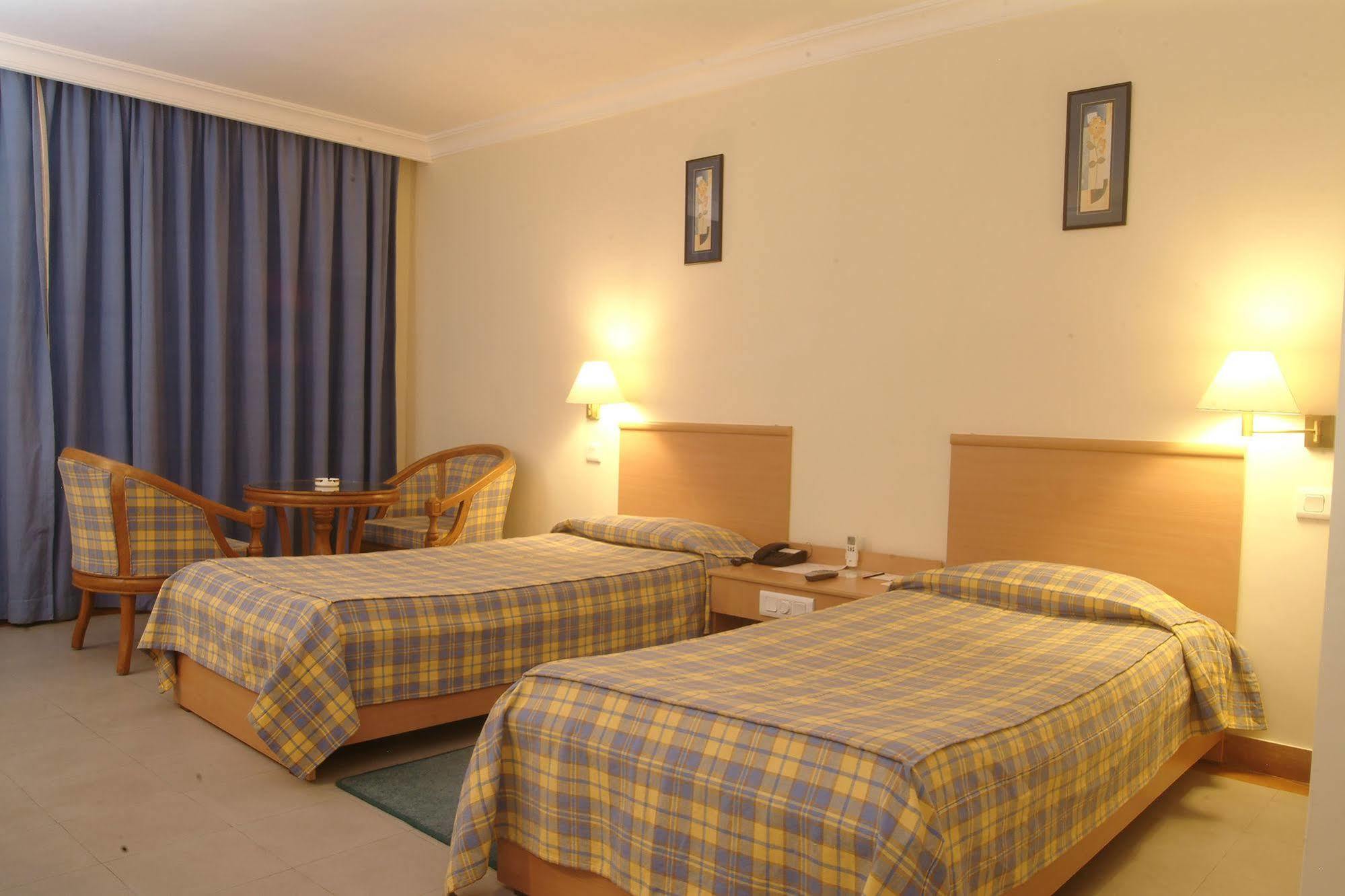 Hotel The Grand Regency à Rajkot Extérieur photo
