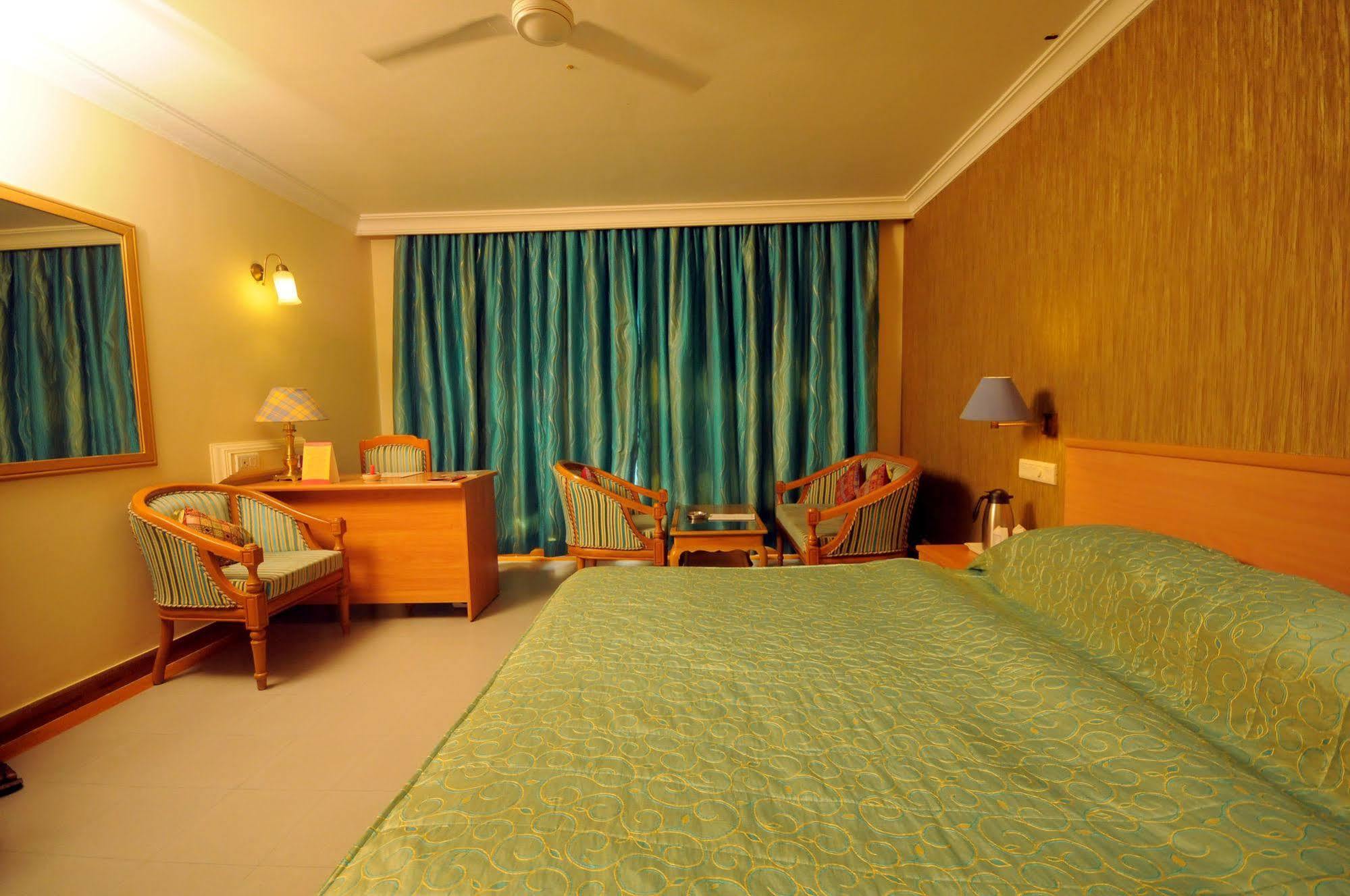 Hotel The Grand Regency à Rajkot Extérieur photo
