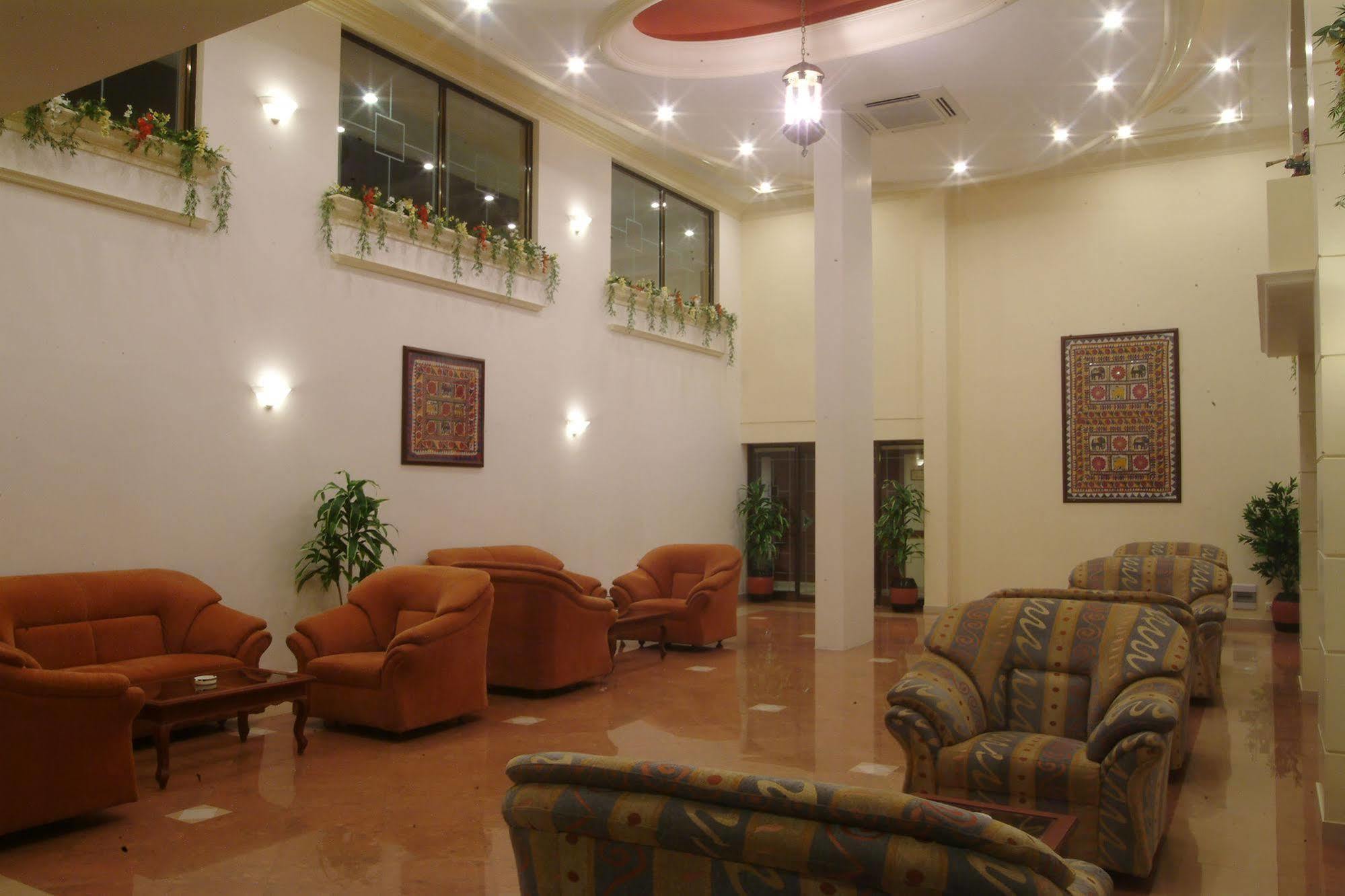 Hotel The Grand Regency à Rajkot Extérieur photo
