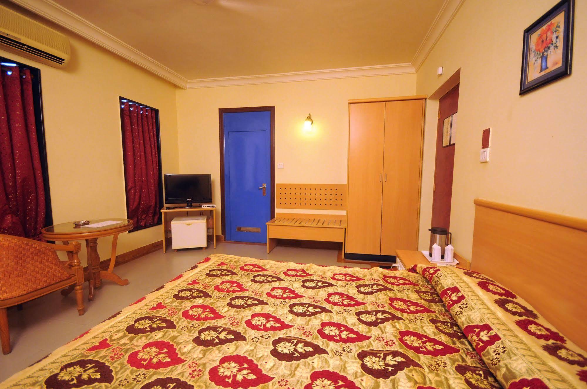 Hotel The Grand Regency à Rajkot Extérieur photo
