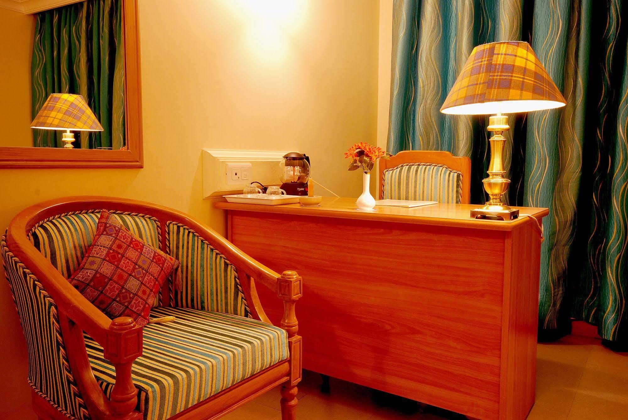 Hotel The Grand Regency à Rajkot Extérieur photo